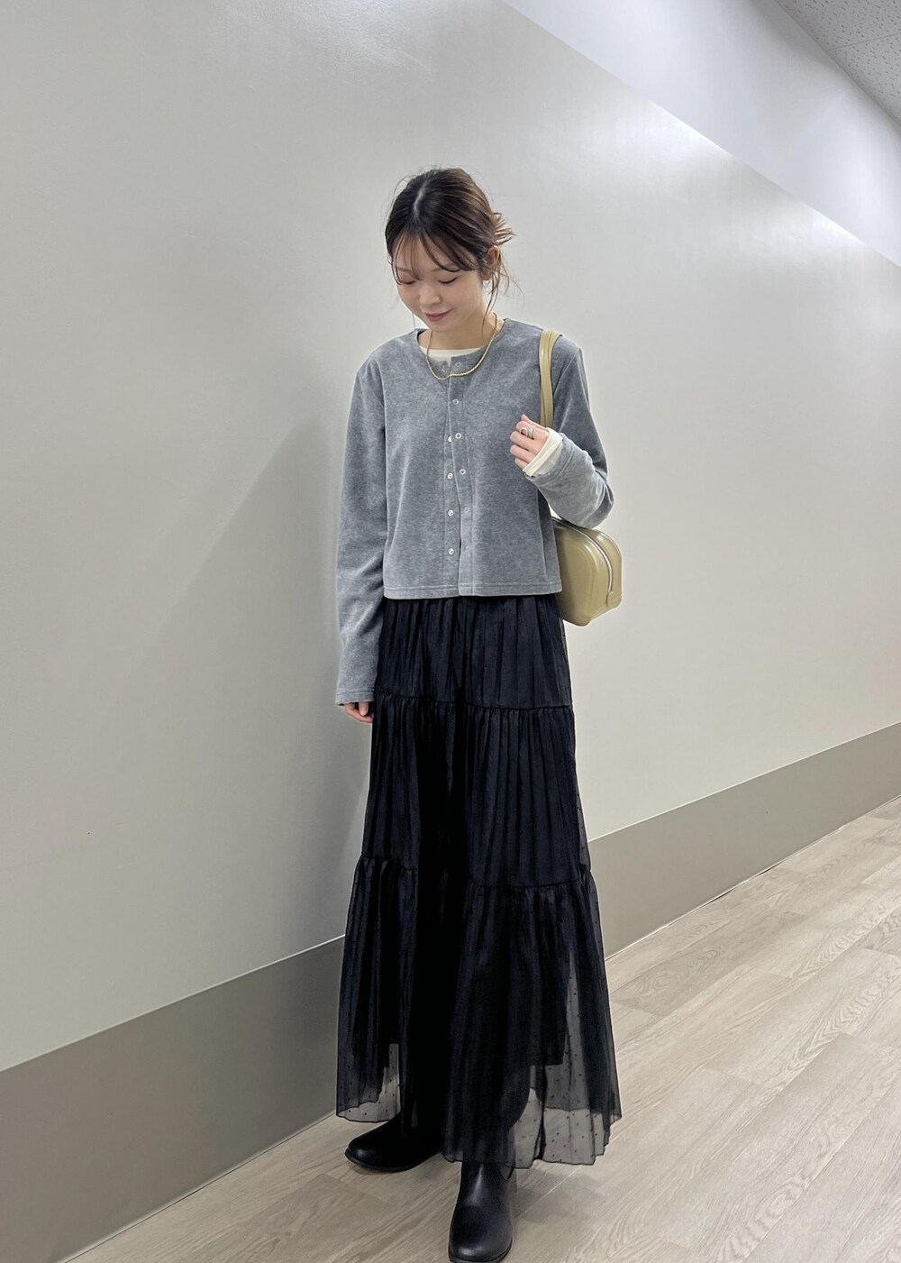 ホワイト系のTシャツ/カットソー、ブラック系のブーツ、グレー系のカーディガン/ボレロを着用したレディースの秋コーディネートの2枚目の写真