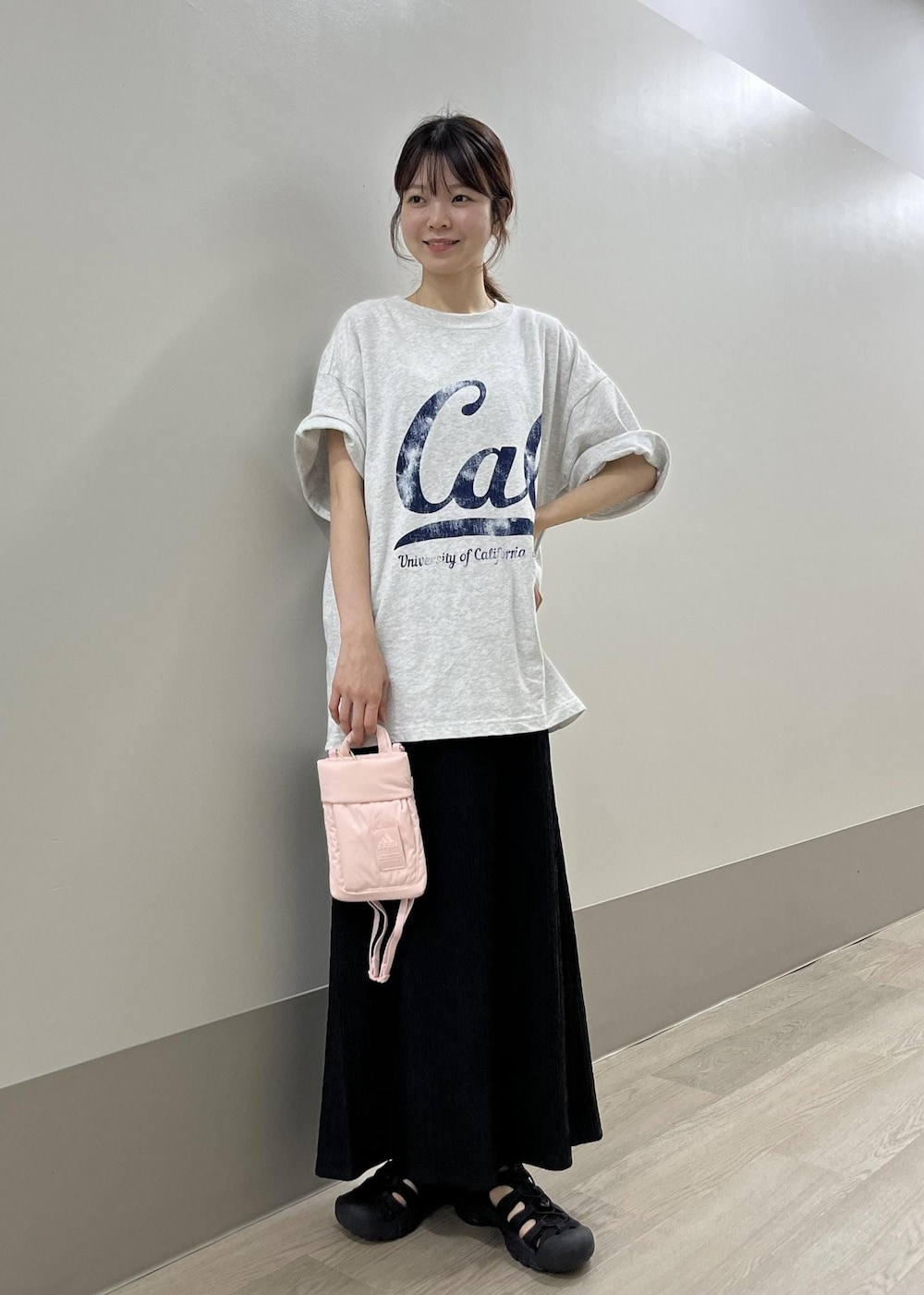 「keen、ホワイト、グレー、プルオーバー、Tシャツ、ロゴ、半袖、クルーネック、プリント、オーバーサイズ、ライトグレー、グラフィック、ブラック、スカート、ロング」｜「DISCUS ATHLETICの【DISCUS ATHLETIC/ディスカスアスレチック】ユニバーサルカレッジTシャツ（Tシャツ/カットソー、グレー系）」を使った、タカナミさん（レディース・160cm）の夏コーディネートの4枚目の写真