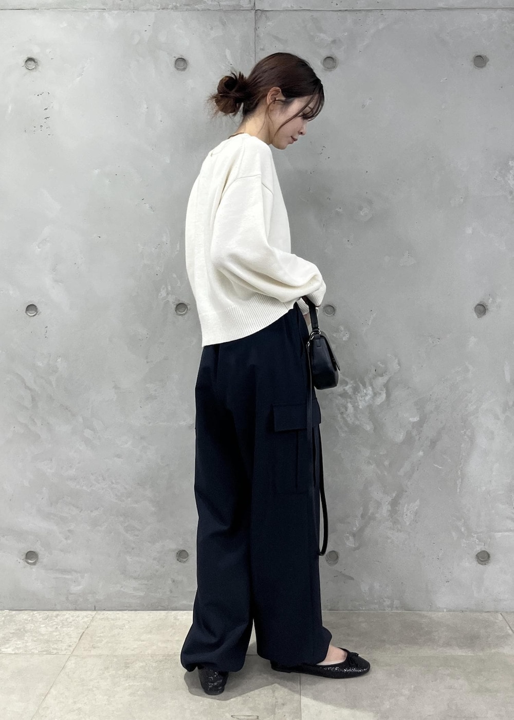 「ニット、カーゴパンツ、バレエシューズ、スパンコール、ワンハンドル、初冬コーデ、冬コーデ、デートコーデ、お出かけコーデ、旅行コーデ、クリスマスコーデ、モノトーンコーデ、カジュアルコーデ、ヘルシーコーデ、フェミニンコーデ」｜「ROPE' PICNICの【WEB限定】ミドルゲージロゴ刺繍ニットプルオーバー/帯電防止・洗濯機OK（ニット/セーター、ホワイト系）」を使った、タカナミさん（レディース・160cm）の冬コーディネートの6枚目の写真