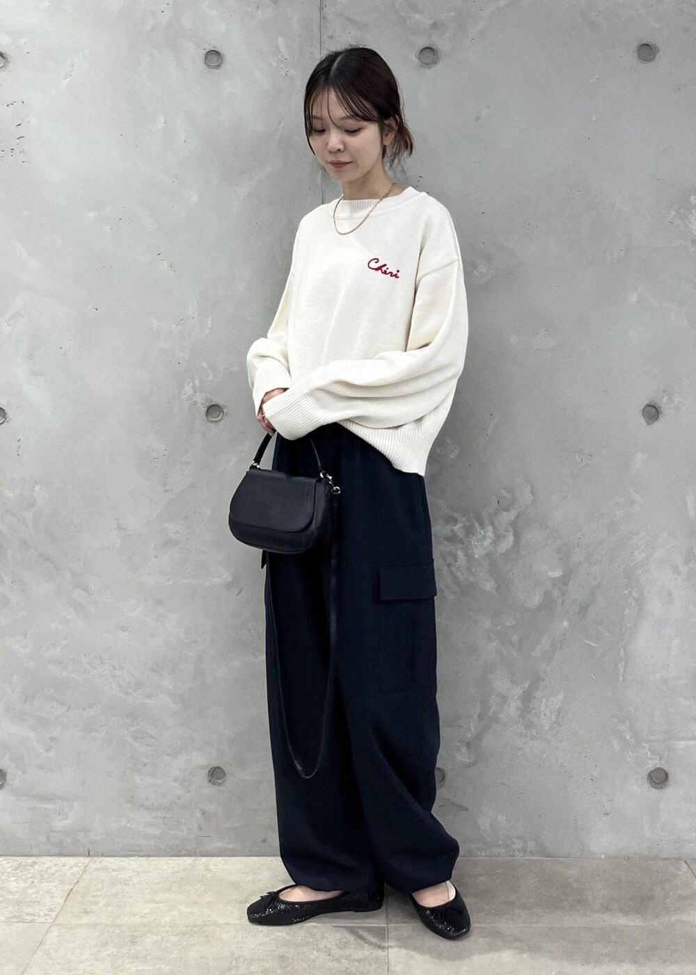 「ニット、カーゴパンツ、バレエシューズ、スパンコール、ワンハンドル、初冬コーデ、冬コーデ、デートコーデ、お出かけコーデ、旅行コーデ、クリスマスコーデ、モノトーンコーデ、カジュアルコーデ、ヘルシーコーデ、フェミニンコーデ」｜「ROPE' PICNICの【WEB限定】ミドルゲージロゴ刺繍ニットプルオーバー/帯電防止・洗濯機OK（ニット/セーター、ホワイト系）」を使った、タカナミさん（レディース・160cm）の冬コーディネートの3枚目の写真