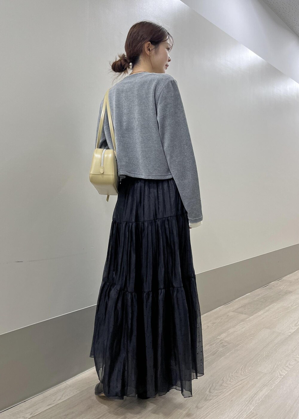 ホワイト系のTシャツ/カットソー、ブラック系のブーツ、グレー系のカーディガン/ボレロを着用したレディースの秋コーディネートの7枚目の写真