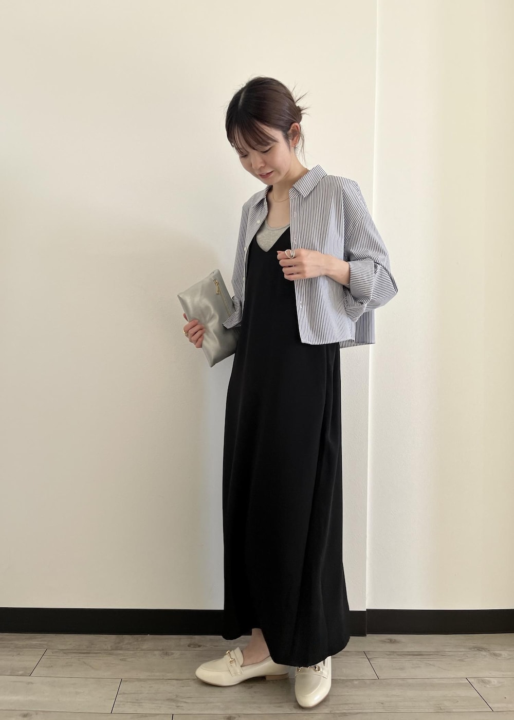 「キャミワンピース、クロップドシャツ、レイヤード、ローファー、HARUTA、ストライプ、ブラック、ブルー、フラットシューズ、カジュアル、大人可愛い、大人カジュアル、ROPEPICNIC、ROPE PICNIC、ロペピクニック」｜「HARUTAのROPE' PICNIC PASSAGE byHARUTA/リンクルエナメルビット付フラットローファー（ローファー、ホワイト系）」を使った、タカナミさん（レディース・159cm）の夏コーディネートの4枚目の写真