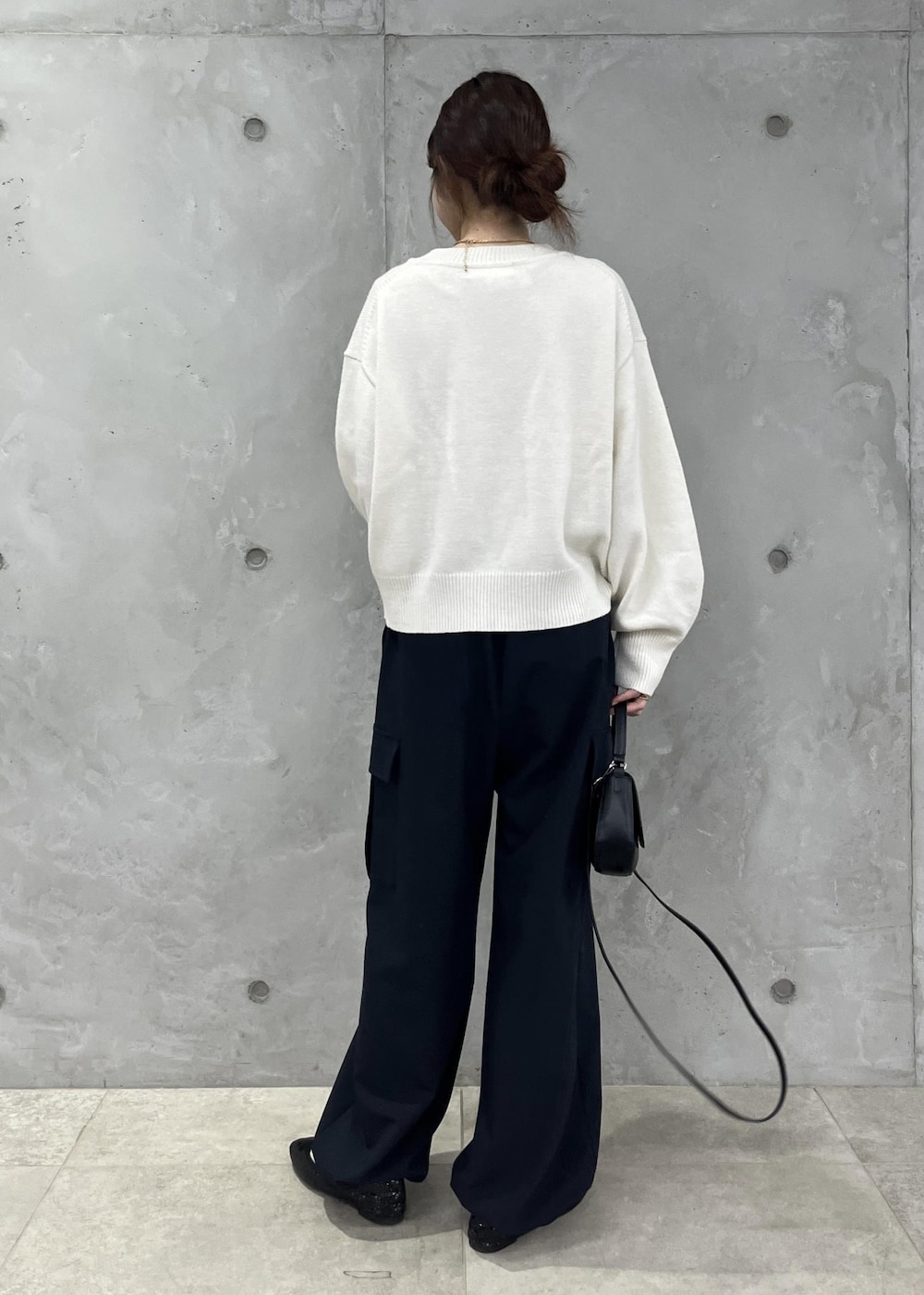 「ニット、カーゴパンツ、バレエシューズ、スパンコール、ワンハンドル、初冬コーデ、冬コーデ、デートコーデ、お出かけコーデ、旅行コーデ、クリスマスコーデ、モノトーンコーデ、カジュアルコーデ、ヘルシーコーデ、フェミニンコーデ」｜「ROPE' PICNICの【WEB限定】ミドルゲージロゴ刺繍ニットプルオーバー/帯電防止・洗濯機OK（ニット/セーター、ホワイト系）」を使った、タカナミさん（レディース・160cm）の冬コーディネートの5枚目の写真