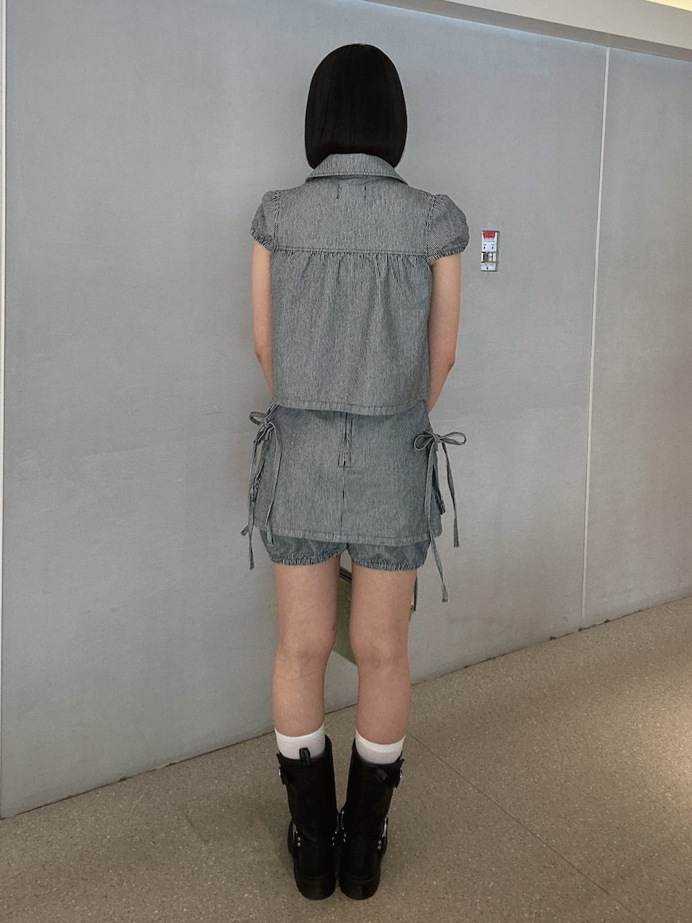 ブラック系のその他トップス、ブラック系のデニムパンツ、グリーン系のハンドバッグを着用したレディースの春コーディネートの3枚目の写真