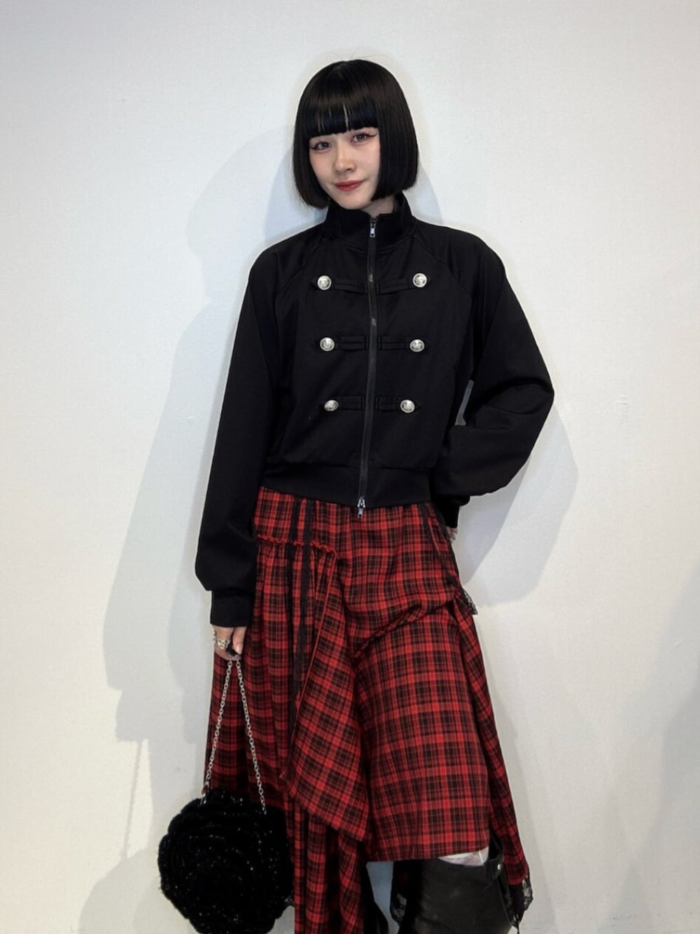 ブラック系のショルダーバッグ、レッド系のワンピース、ブラック系のTシャツ/カットソーを着用したレディースの夏コーディネートの5枚目の写真