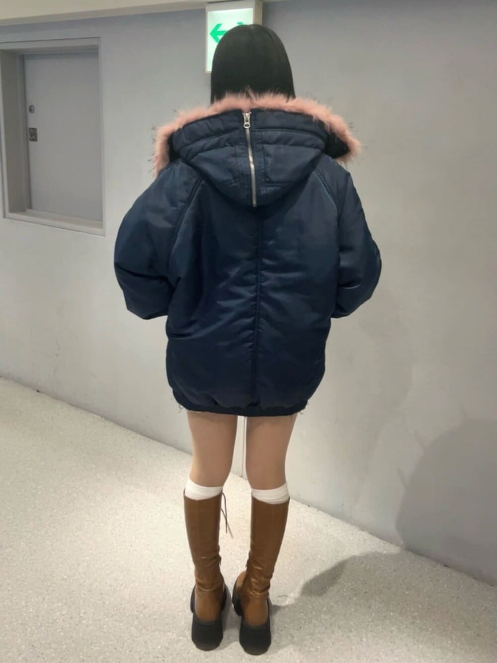 ブラウン系のブーツ、ブルー系のブルゾン、グレー系のカーディガン/ボレロを着用したレディースの秋コーディネートの3枚目の写真