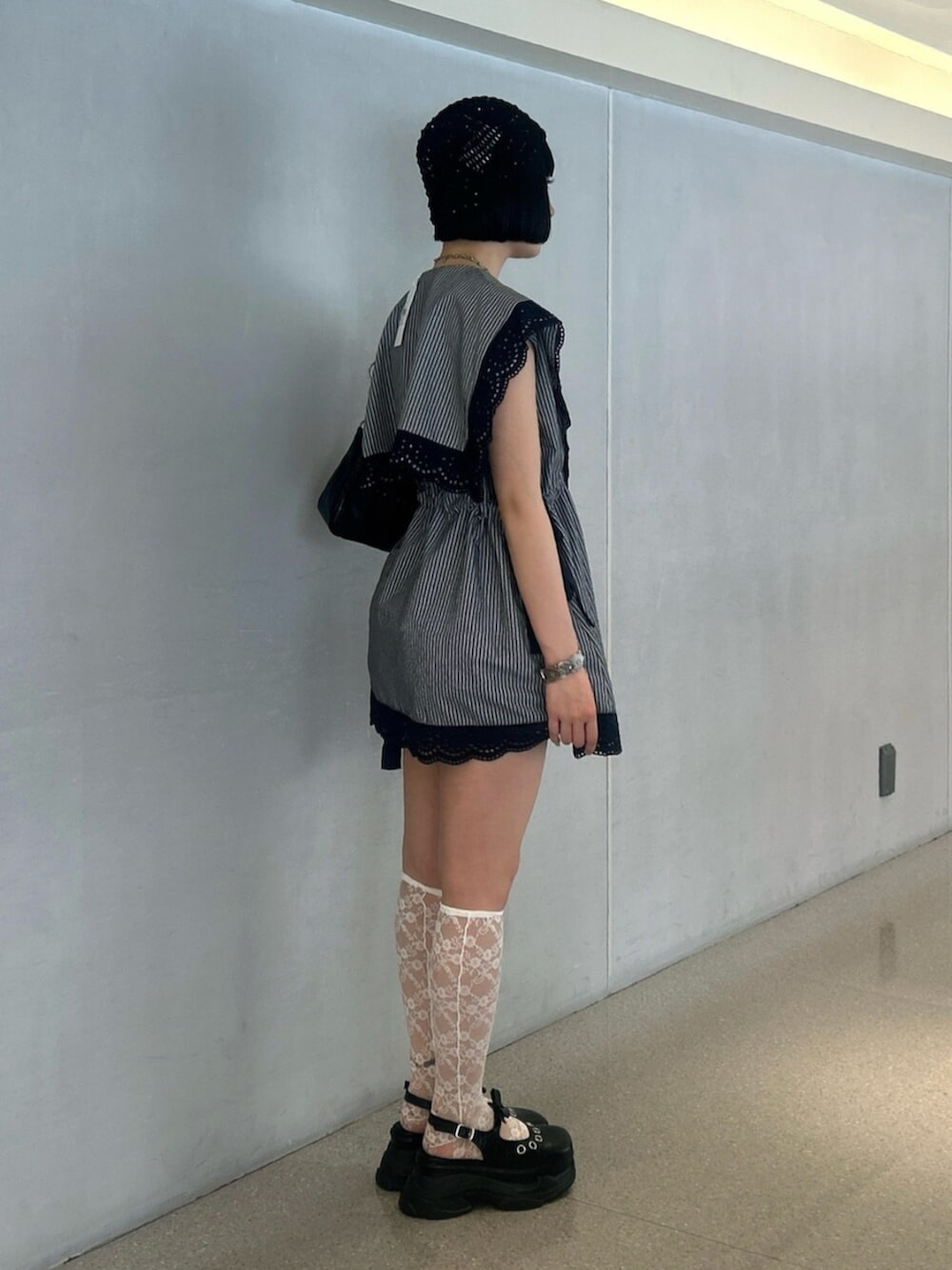グレー系のシャツ/ブラウス、ブラック系のパンプス、ブラック系のハンドバッグを着用したレディースの夏コーディネートの2枚目の写真