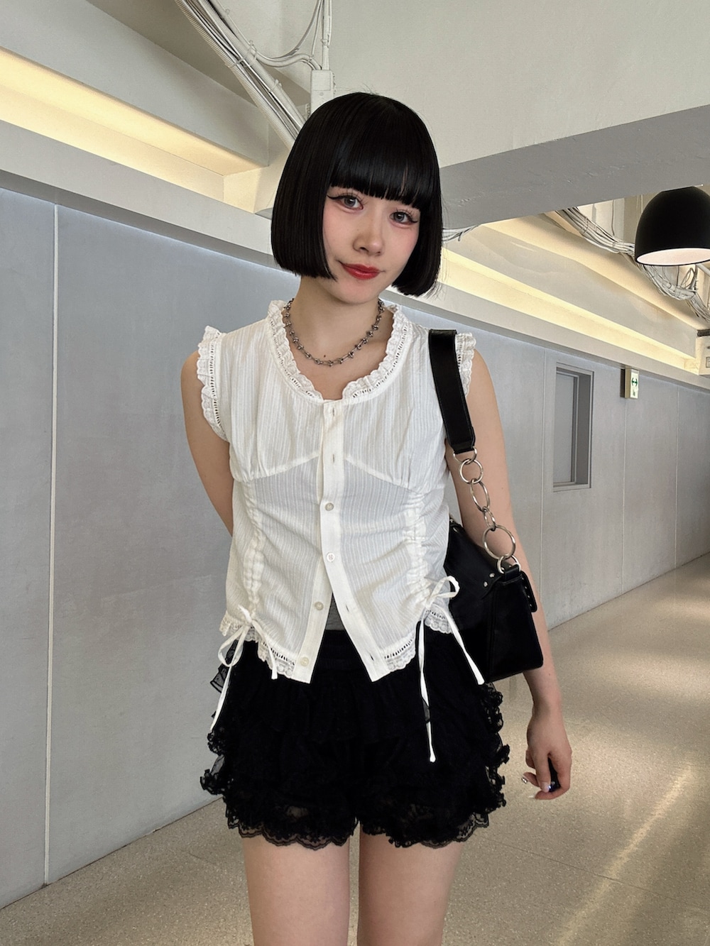 ホワイト系のシャツ/ブラウス、レッド系のその他パンツ、ブラック系のパンプスを着用したレディースの夏コーディネートの4枚目の写真