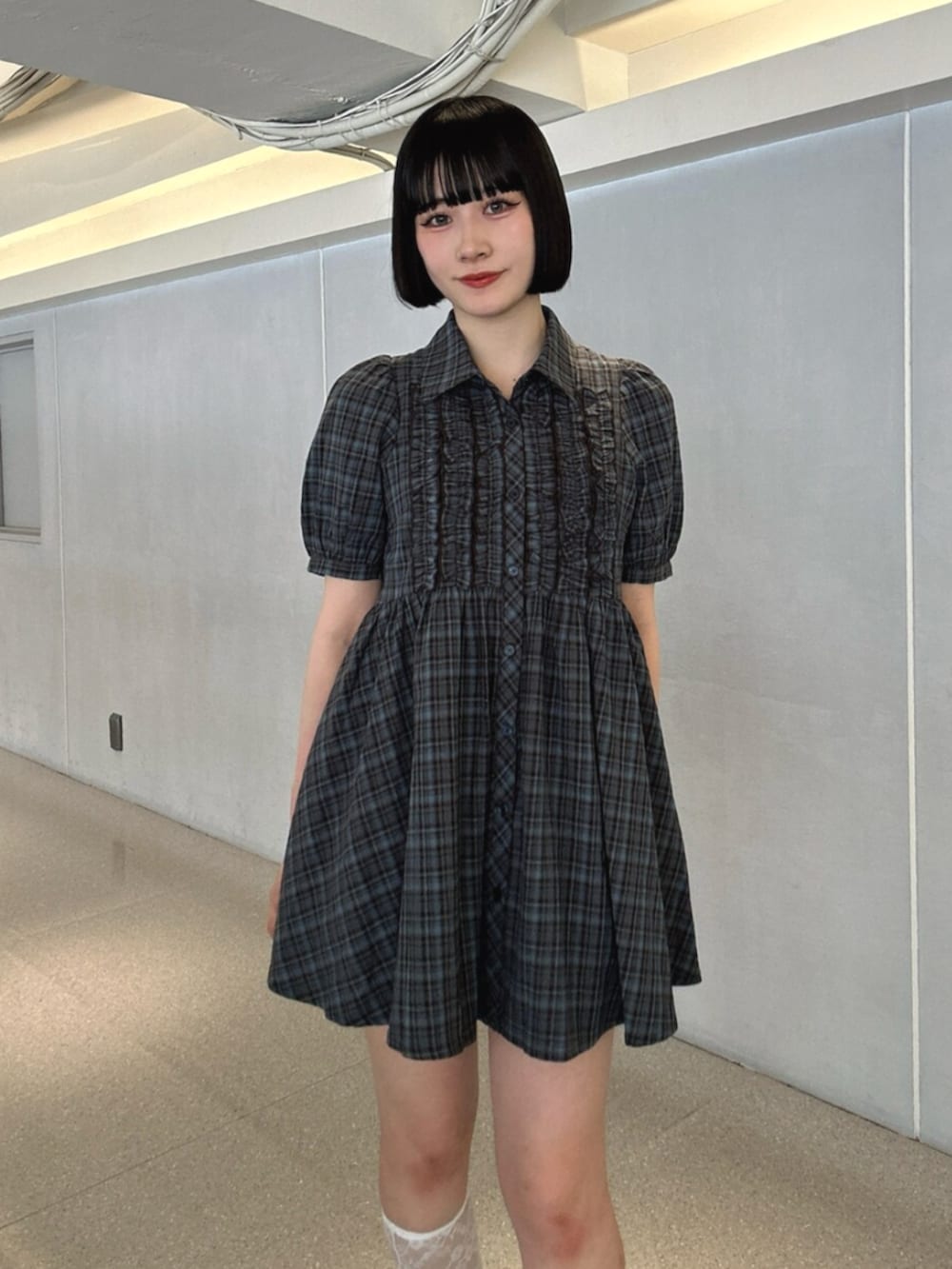ブラック系のパンプス、ブルー系のワンピースを着用したレディースの夏コーディネートの4枚目の写真