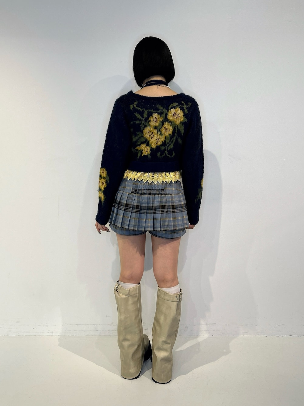ブルー系のニット/セーター、ブルー系のその他パンツ、ホワイト系のブーツを着用したレディースの秋コーディネートの3枚目の写真
