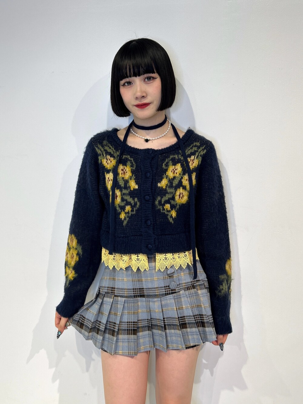 ブルー系のニット/セーター、ブルー系のその他パンツ、ホワイト系のブーツを着用したレディースの秋コーディネートの4枚目の写真