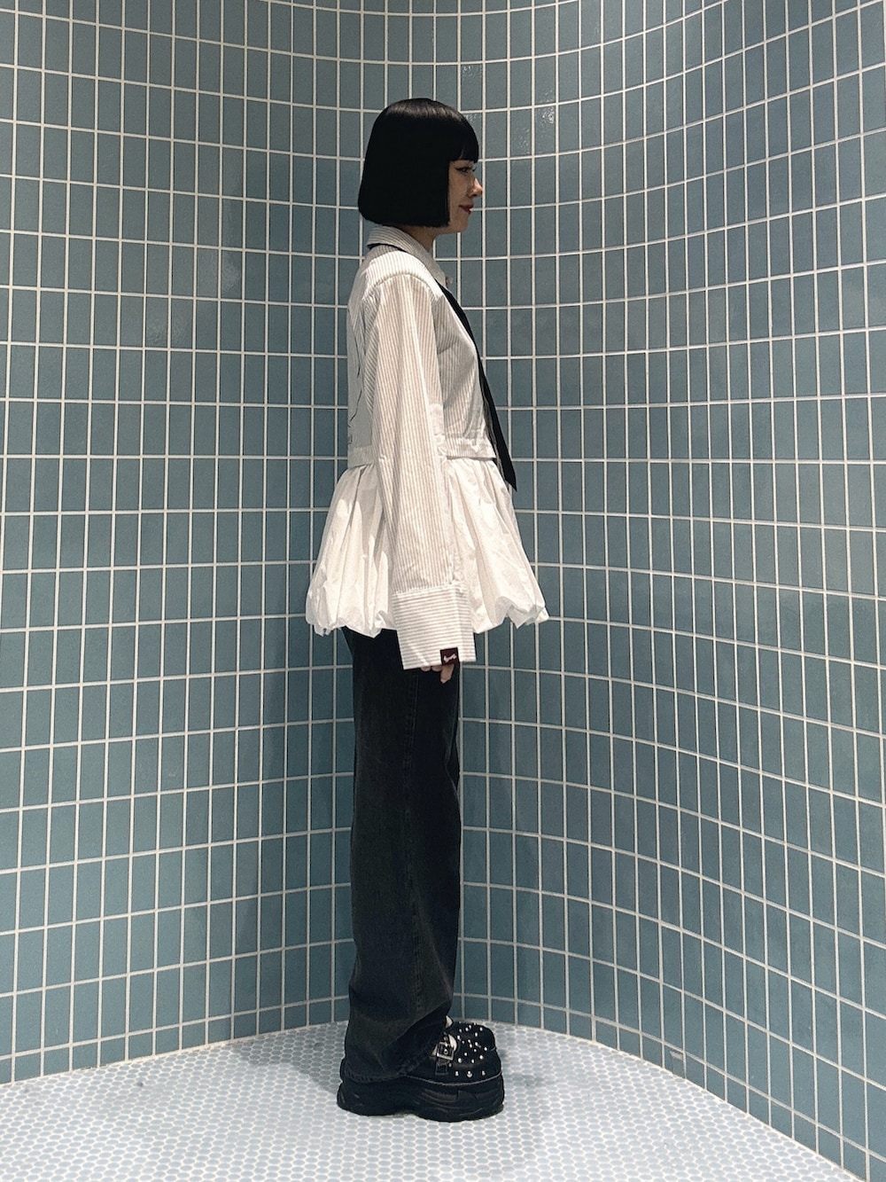 ホワイト系のシャツ/ブラウス、ブラック系のデニムパンツ、ブラック系のサンダルを着用したレディースの秋コーディネートの2枚目の写真