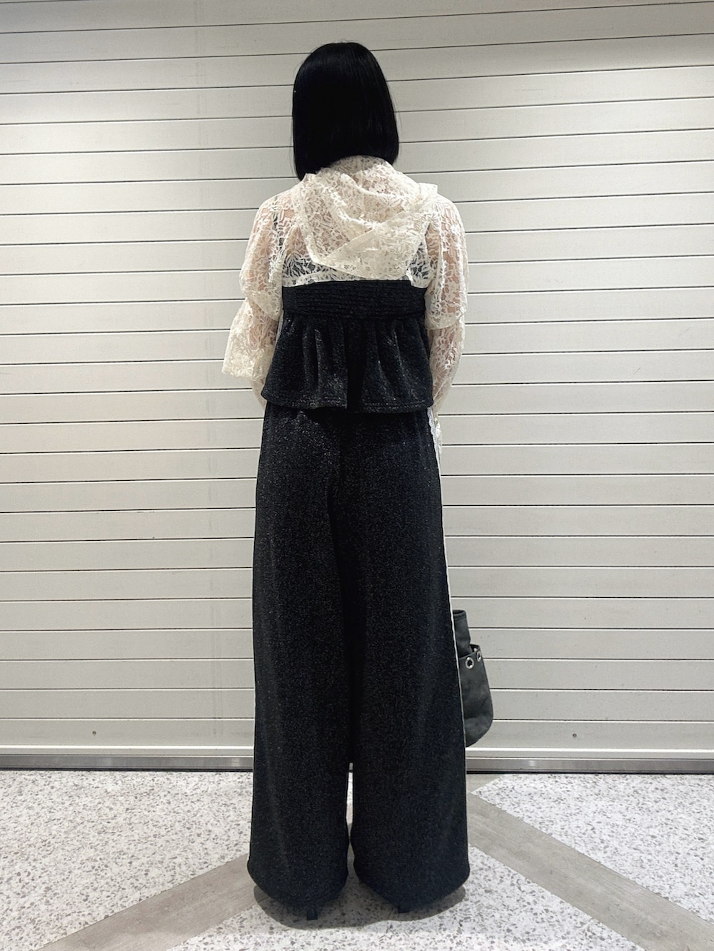 ホワイト系のカーディガン/ボレロ、ブラック系のキャミソール、グレー系のトートバッグを着用したレディースの春コーディネートの4枚目の写真