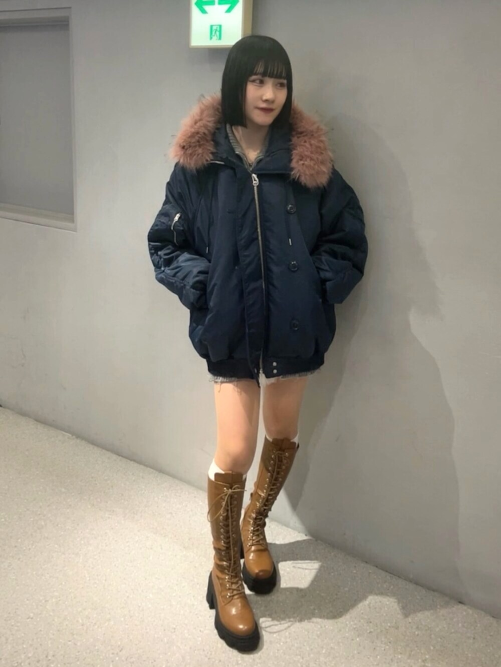 ブラウン系のブーツ、ブルー系のブルゾン、グレー系のカーディガン/ボレロを着用したレディースの秋コーディネートの5枚目の写真