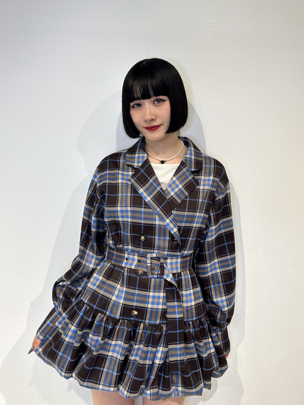 ブラウン系のワンピース、ホワイト系のブーツ、ホワイト系のTシャツ/カットソーを着用したレディースの秋コーディネートの4枚目の写真