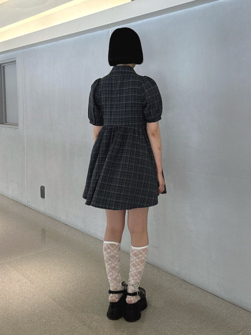ブラック系のパンプス、ブルー系のワンピースを着用したレディースの夏コーディネートの3枚目の写真