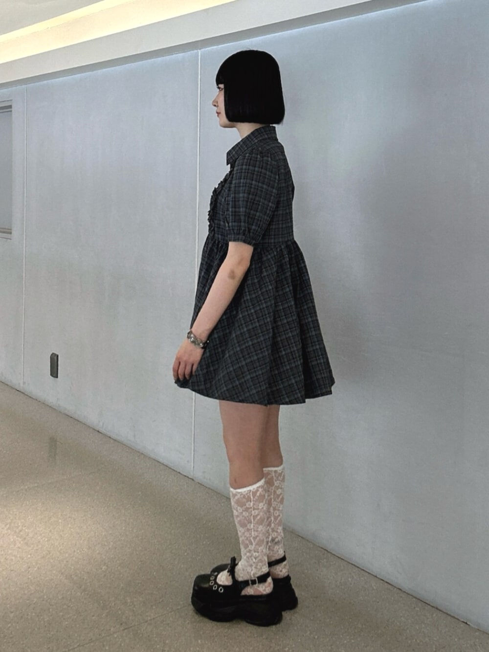 ブラック系のパンプス、ブルー系のワンピースを着用したレディースの夏コーディネートの2枚目の写真