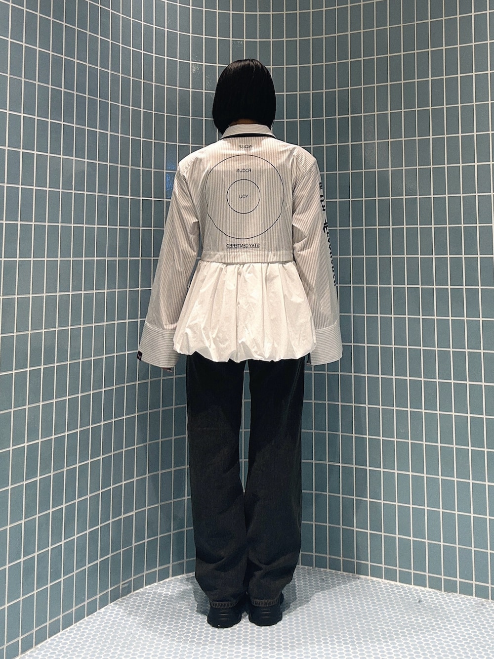 ホワイト系のシャツ/ブラウス、ブラック系のデニムパンツ、ブラック系のサンダルを着用したレディースの秋コーディネートの3枚目の写真