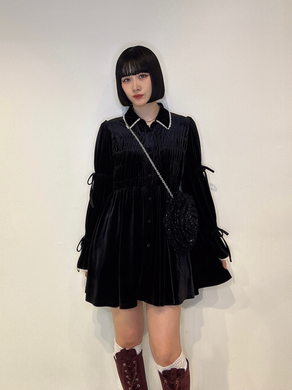 ブラック系のワンピース、レッド系のブーツ、ブラック系のショルダーバッグを着用したレディースの夏コーディネートの4枚目の写真