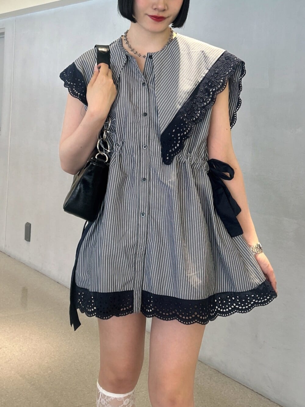 グレー系のシャツ/ブラウス、ブラック系のパンプス、ブラック系のハンドバッグを着用したレディースの夏コーディネートの4枚目の写真