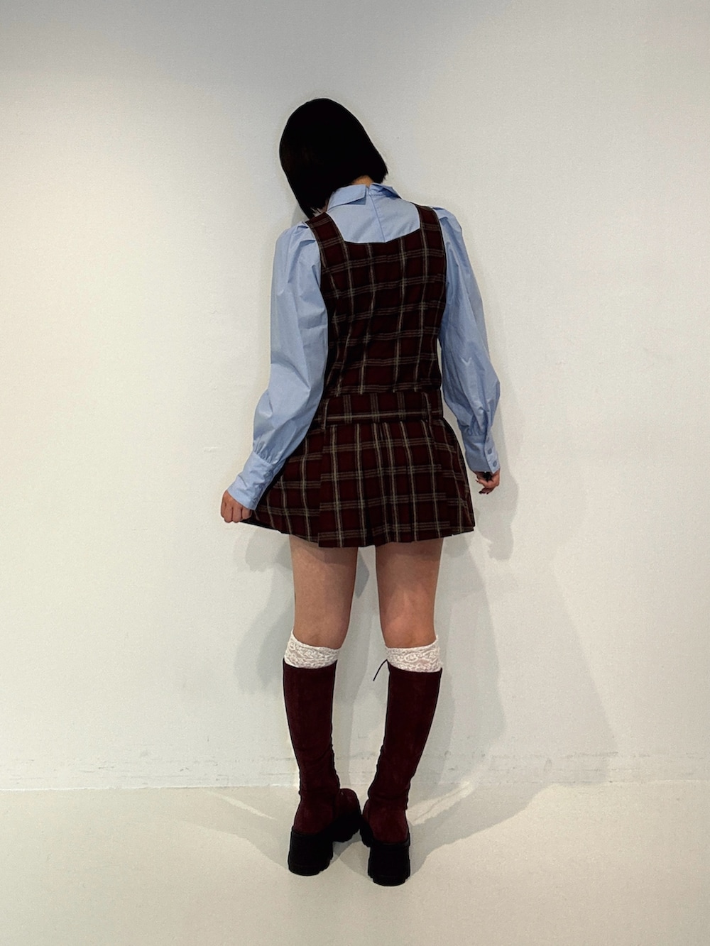 レッド系のワンピース、レッド系のブーツを着用したレディースの夏コーディネートの3枚目の写真