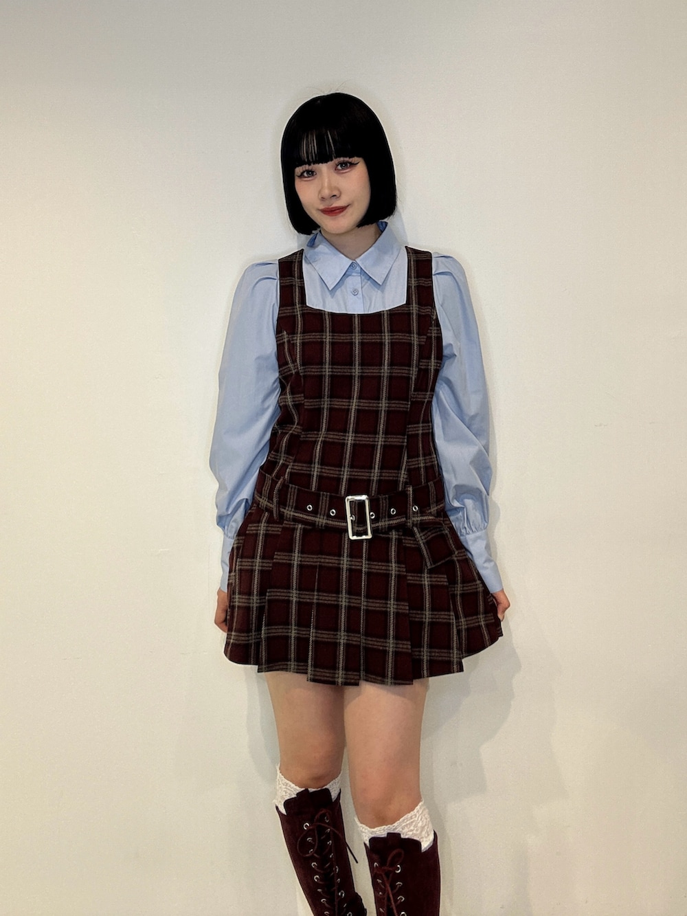 レッド系のワンピース、レッド系のブーツを着用したレディースの夏コーディネートの4枚目の写真