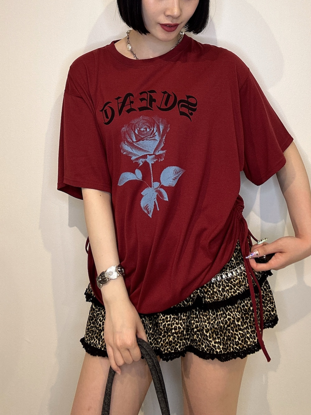 レッド系のTシャツ/カットソー、ブラウン系のスカート、ブラック系のブーツを着用したレディースの夏コーディネートの4枚目の写真