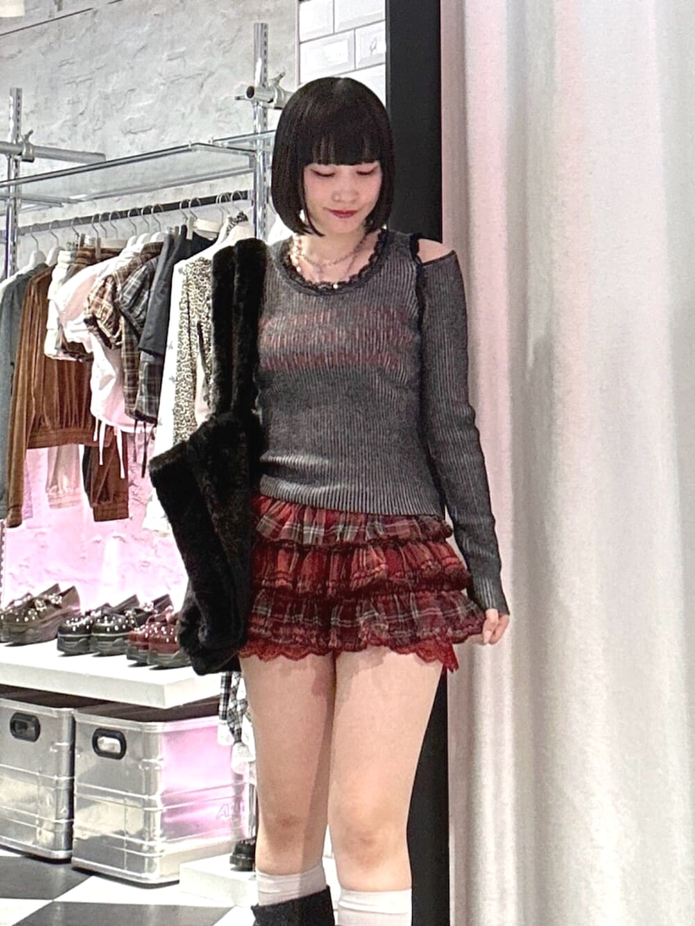 レッド系のその他パンツ、ブラック系のブーツ、ブラック系のトートバッグを着用したレディースの秋コーディネートの4枚目の写真