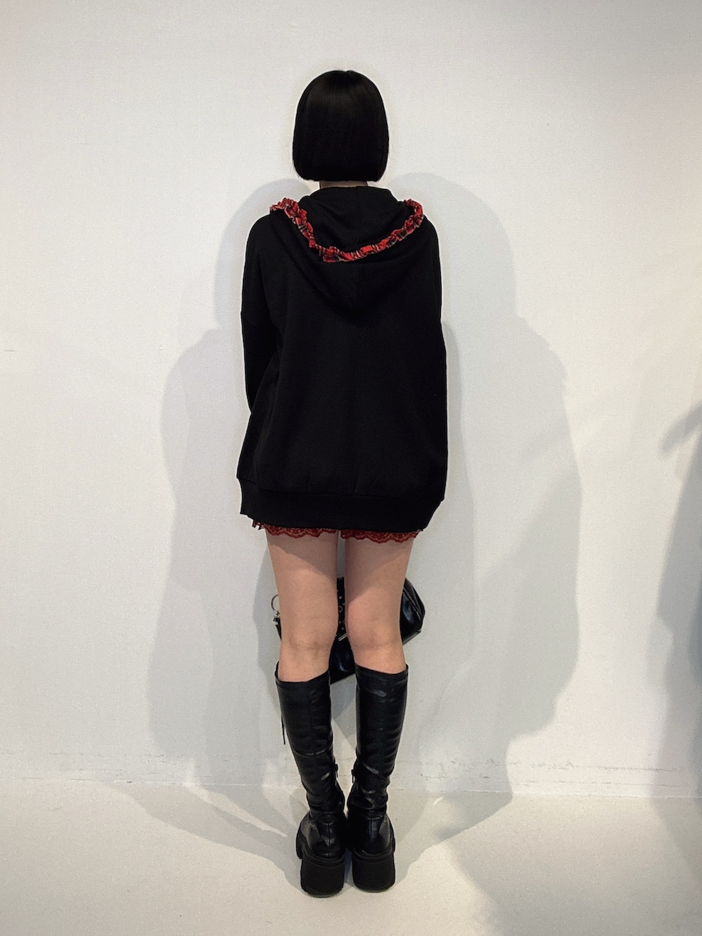 ブラック系のその他トップス、レッド系のその他パンツ、ブラック系のブーツを着用したレディースの夏コーディネートの3枚目の写真
