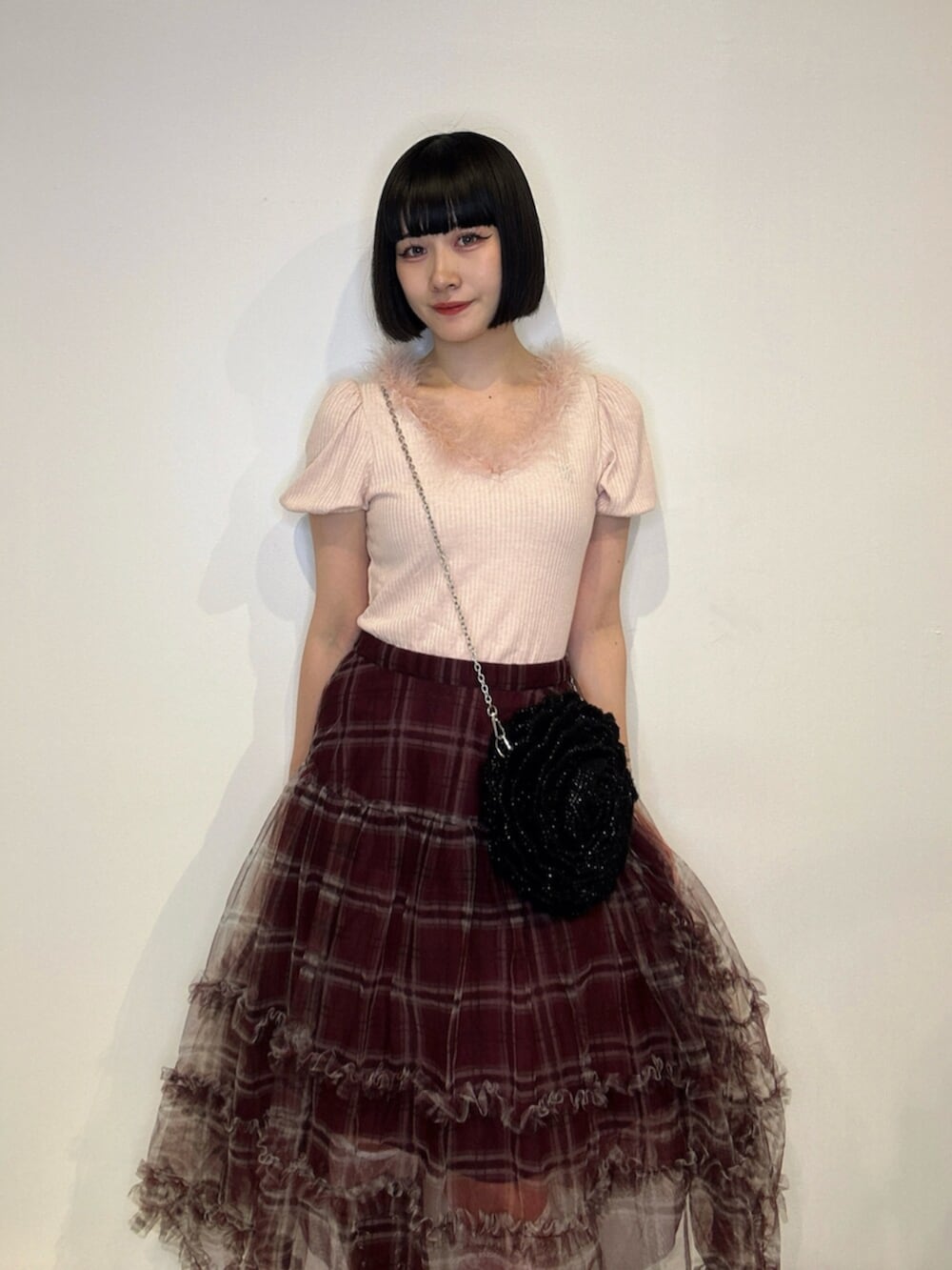 レッド系のスカート、ピンク系のTシャツ/カットソー、ブラック系のブーツを着用したレディースの夏コーディネートの4枚目の写真