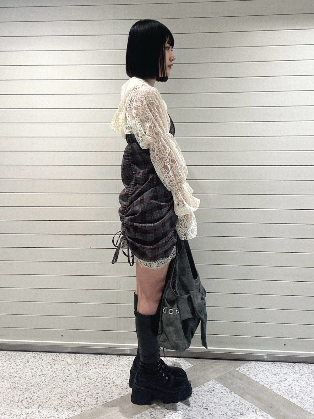 ホワイト系のカーディガン/ボレロ、ブラウン系のワンピース、グレー系のトートバッグを着用したレディースの春コーディネートの2枚目の写真