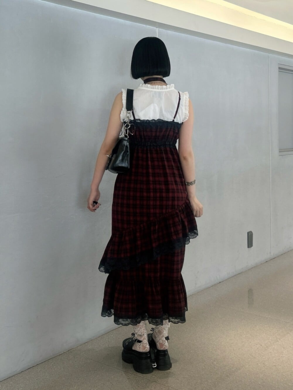 レッド系のワンピース、ホワイト系のシャツ/ブラウス、ブラック系のパンプスを着用したレディースの夏コーディネートの3枚目の写真