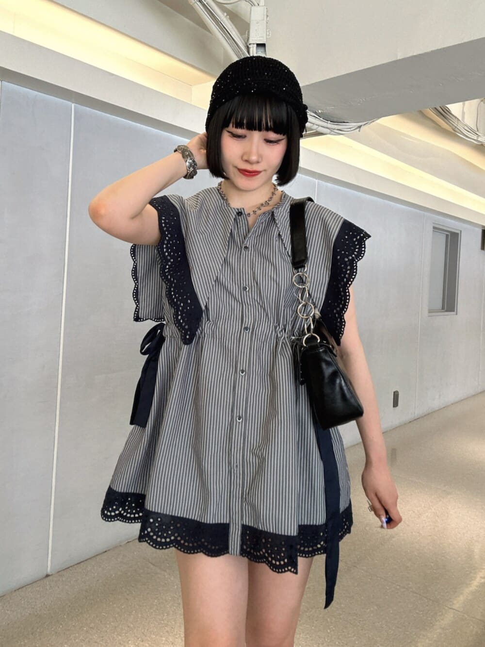 グレー系のシャツ/ブラウス、ブラック系のパンプス、ブラック系のハンドバッグを着用したレディースの夏コーディネートの6枚目の写真