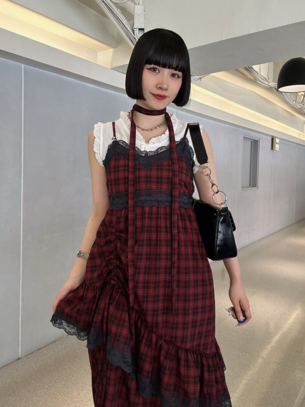 レッド系のワンピース、ホワイト系のシャツ/ブラウス、ブラック系のパンプスを着用したレディースの夏コーディネートの4枚目の写真