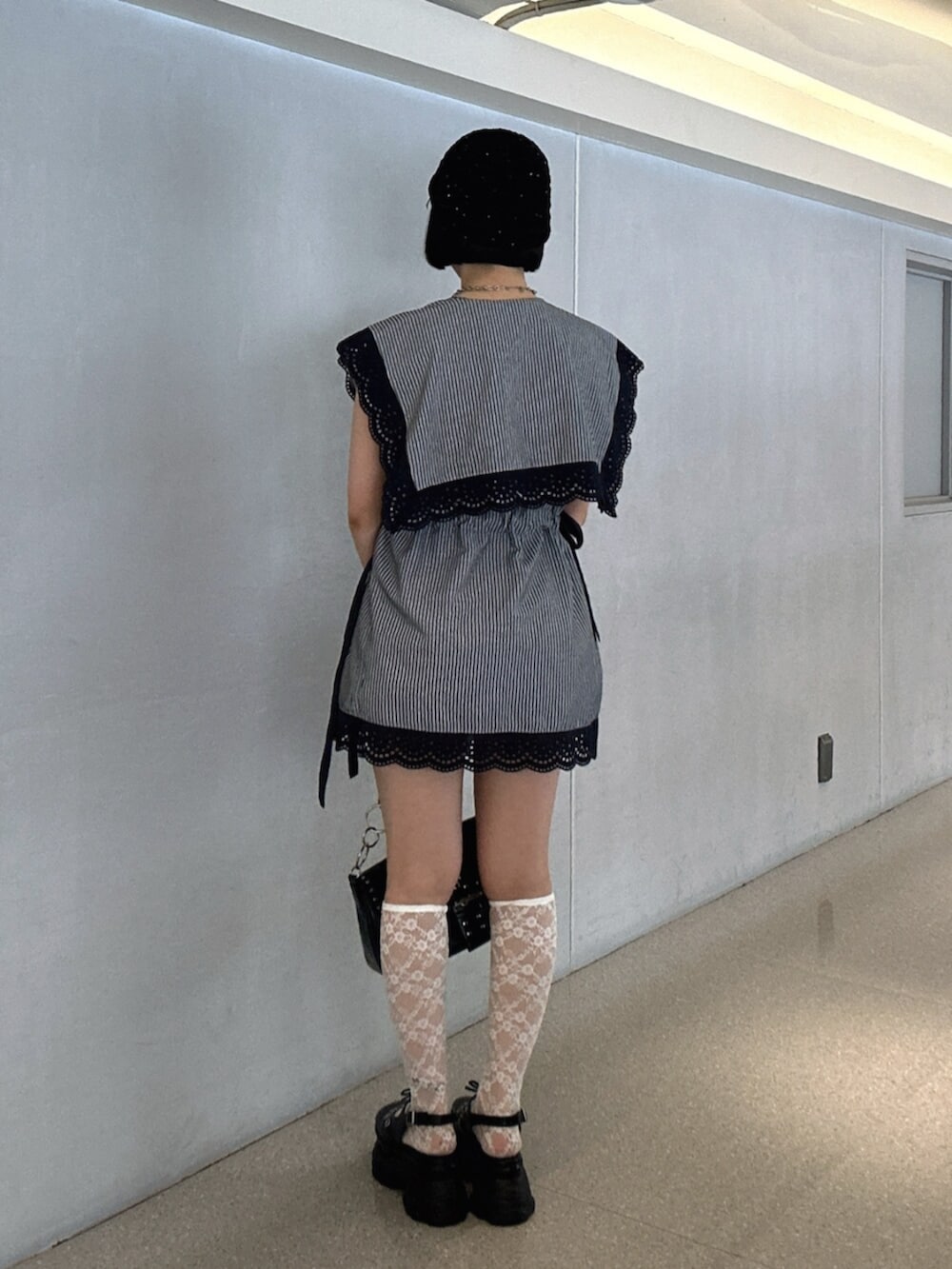 グレー系のシャツ/ブラウス、ブラック系のパンプス、ブラック系のハンドバッグを着用したレディースの夏コーディネートの3枚目の写真