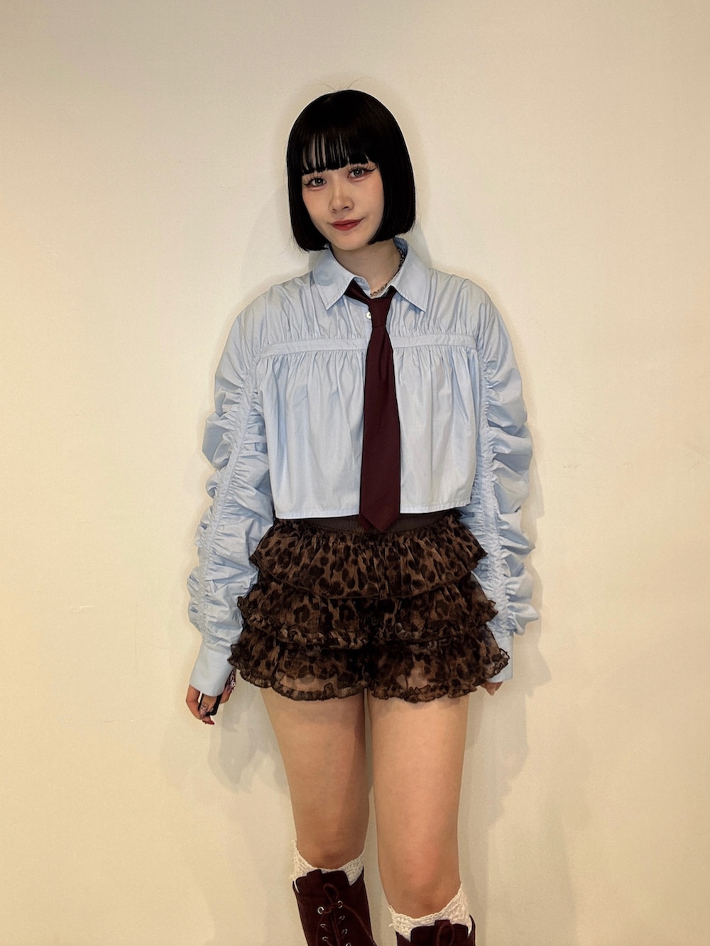 ブルー系のシャツ/ブラウス、ブラウン系のその他パンツ、レッド系のブーツを着用したレディースの夏コーディネートの4枚目の写真