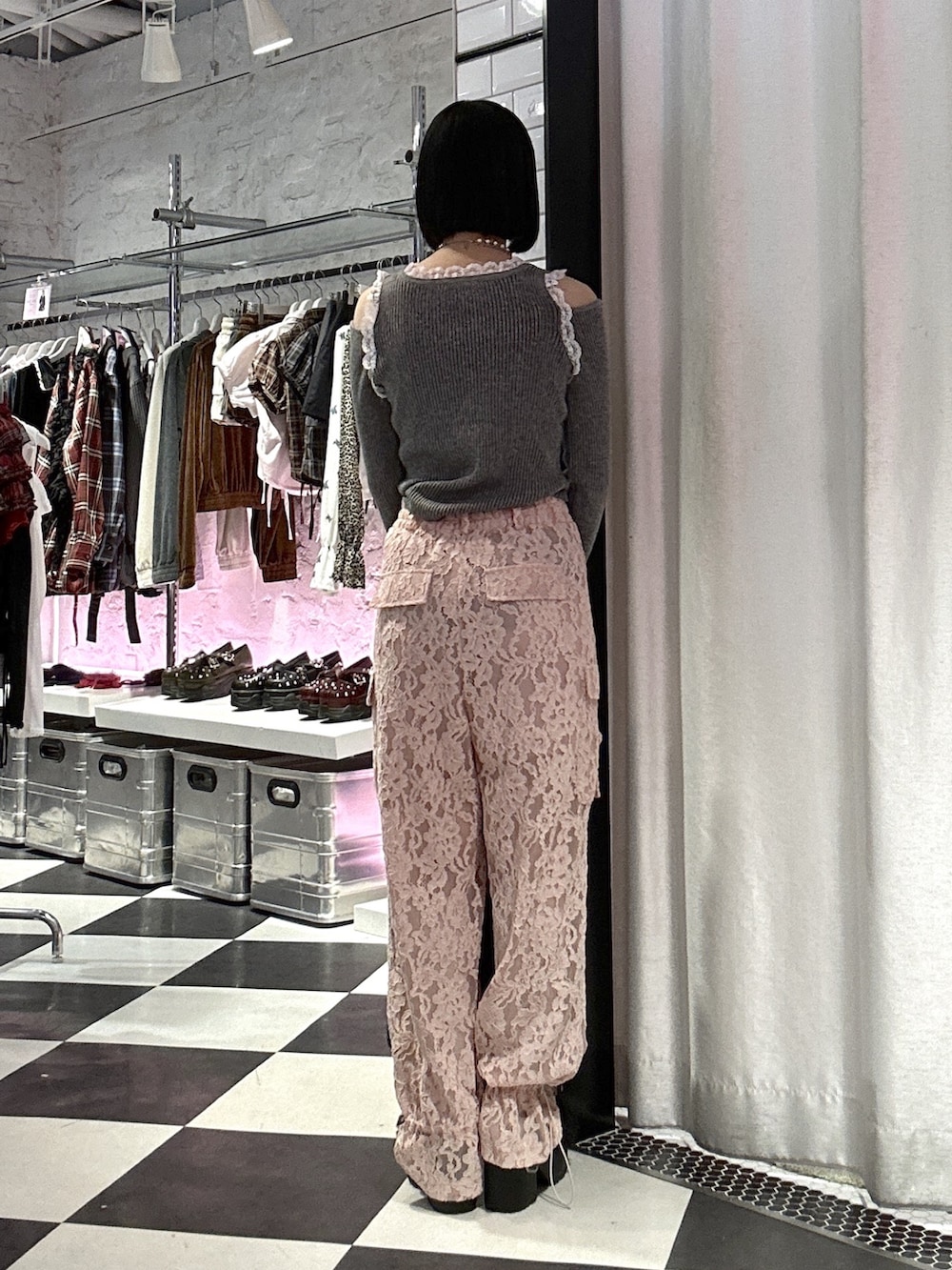 グレー系のニット/セーター、ピンク系のその他パンツ、ブラック系のサンダルを着用したレディースの秋コーディネートの3枚目の写真