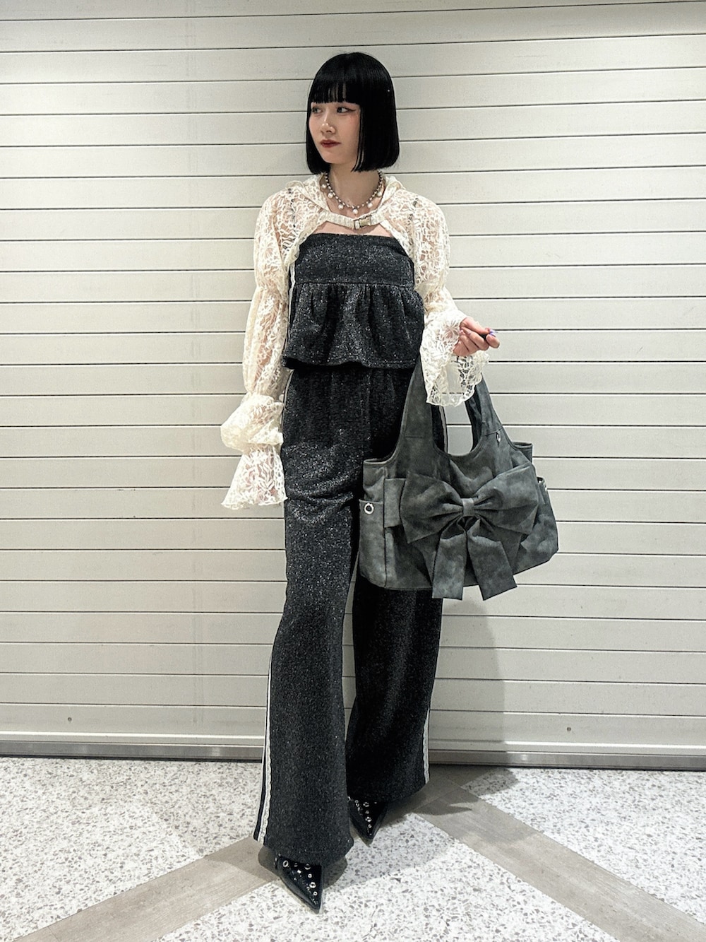 ホワイト系のカーディガン/ボレロ、ブラック系のキャミソール、グレー系のトートバッグを着用したレディースの春コーディネートの2枚目の写真