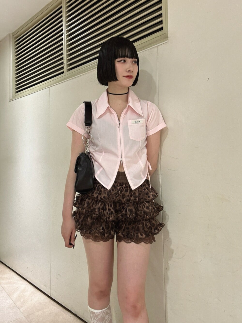ブラック系のパンプス、ブラウン系のその他パンツ、ピンク系のシャツ/ブラウスを着用したレディースの夏コーディネートの5枚目の写真