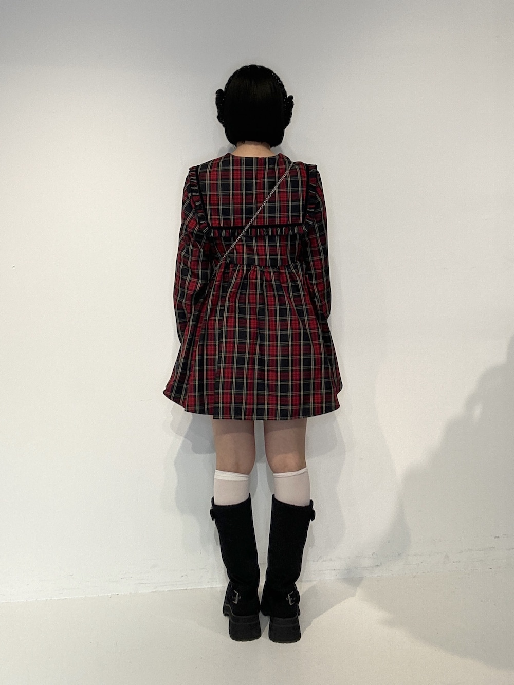 ブルー系のワンピース、ブラック系のブーツ、ブラック系のショルダーバッグを着用したレディースの秋コーディネートの3枚目の写真