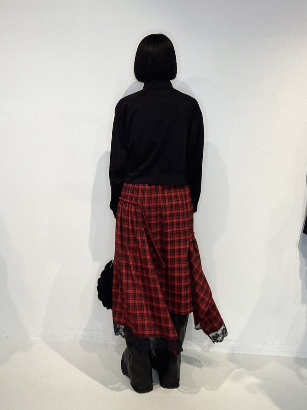 ブラック系のショルダーバッグ、レッド系のワンピース、ブラック系のTシャツ/カットソーを着用したレディースの夏コーディネートの4枚目の写真