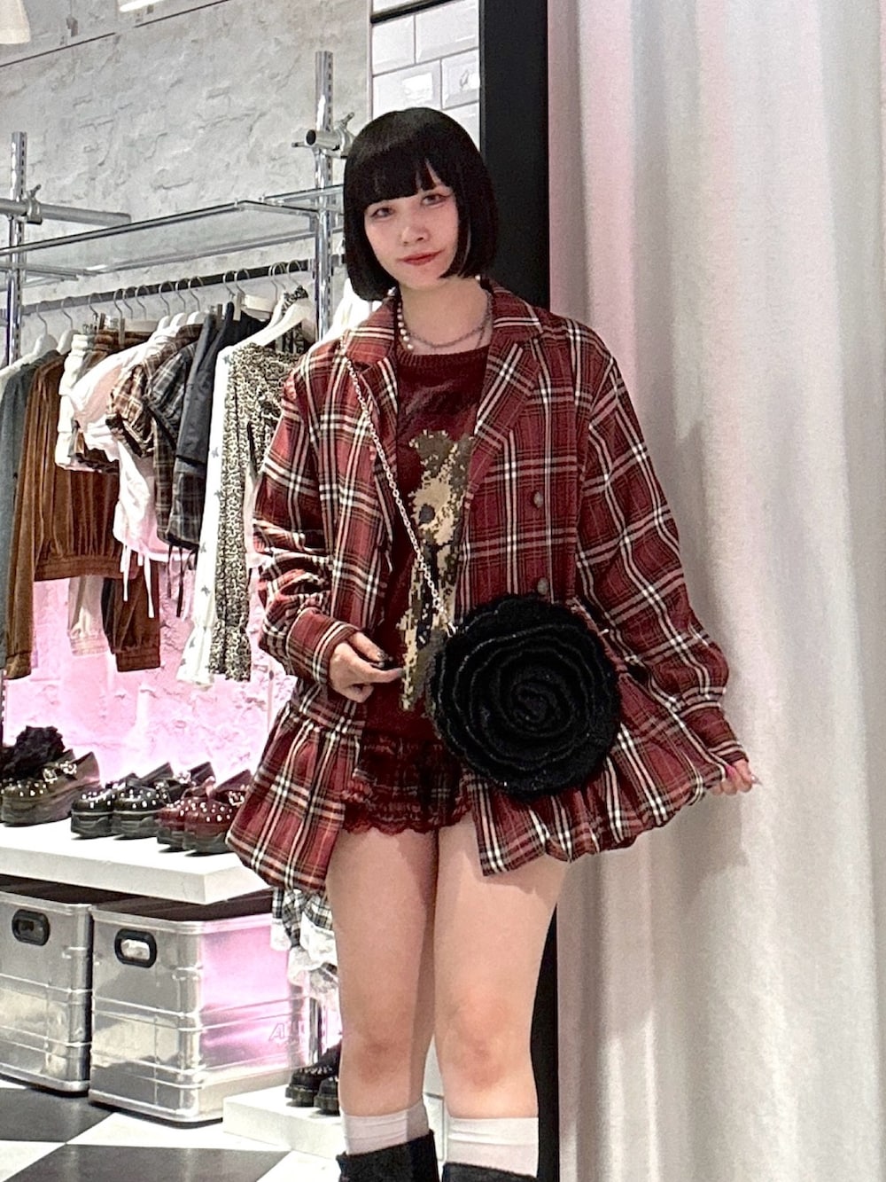 レッド系のワンピース、レッド系のニット/セーター、レッド系のその他パンツを着用したレディースの秋コーディネートの4枚目の写真
