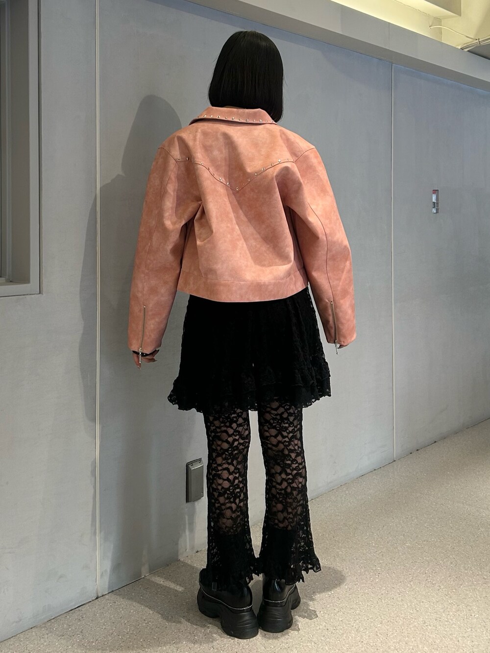 ピンク系のブルゾン、ブラック系のTシャツ/カットソー、ブラック系のその他パンツを着用したレディースの冬コーディネートの3枚目の写真