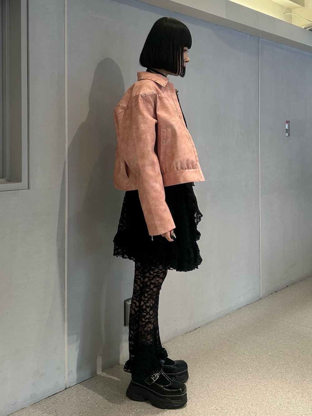 ピンク系のブルゾン、ブラック系のTシャツ/カットソー、ブラック系のその他パンツを着用したレディースの冬コーディネートの2枚目の写真