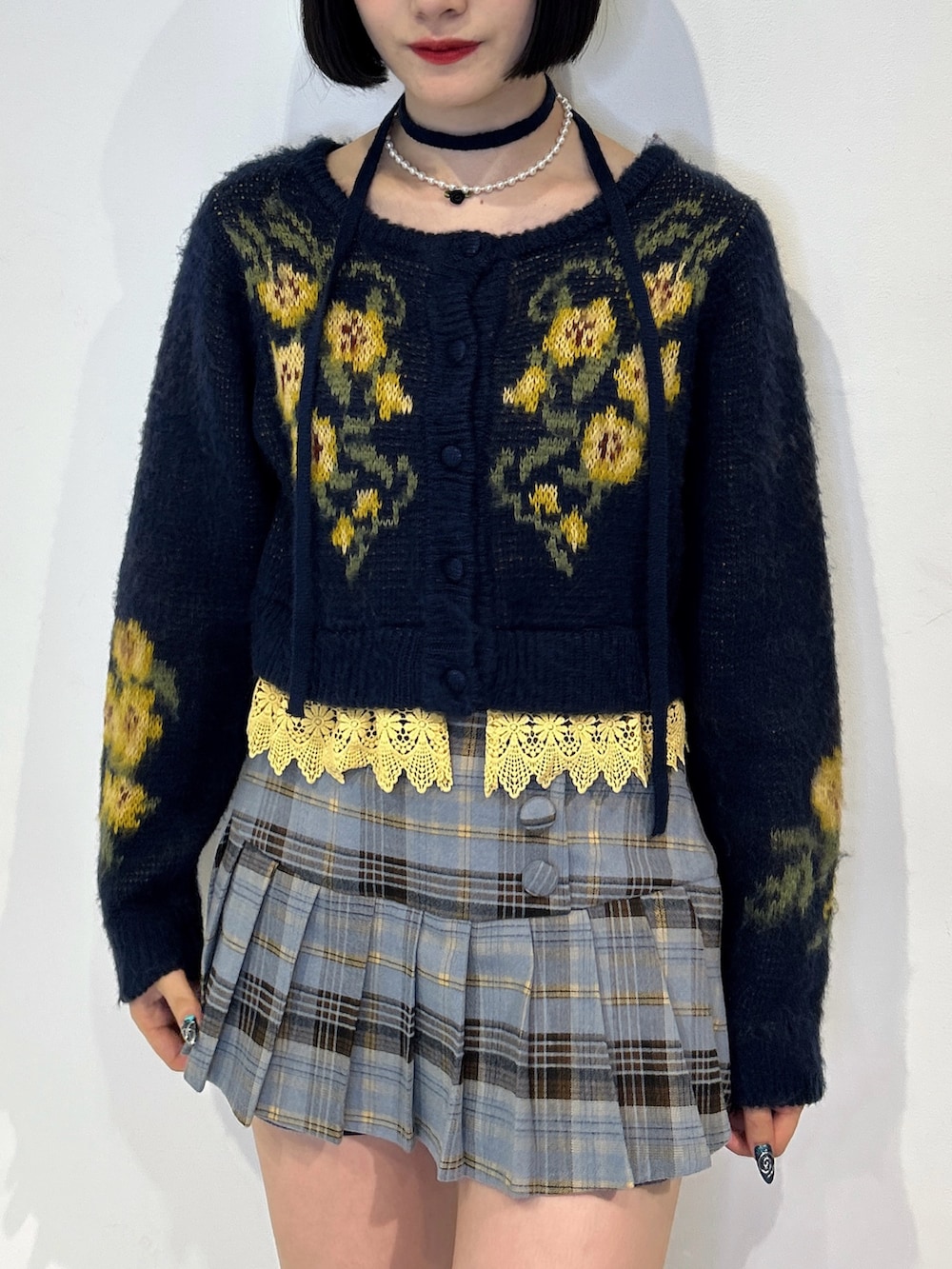 ブルー系のニット/セーター、ブルー系のその他パンツ、ホワイト系のブーツを着用したレディースの秋コーディネートの5枚目の写真