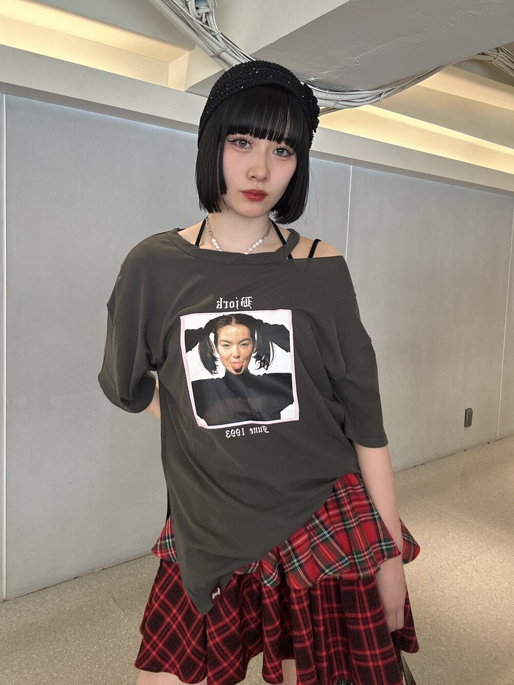 ブラック系のTシャツ/カットソー、レッド系のスカート、ブラック系のブーツを着用したレディースの春コーディネートの4枚目の写真