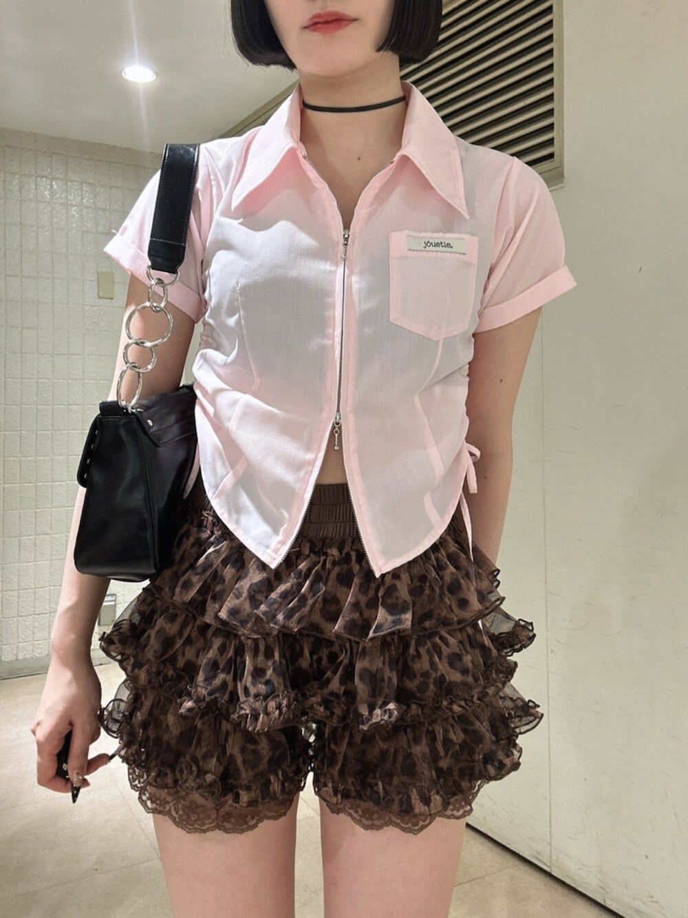 ブラック系のパンプス、ブラウン系のその他パンツ、ピンク系のシャツ/ブラウスを着用したレディースの夏コーディネートの4枚目の写真