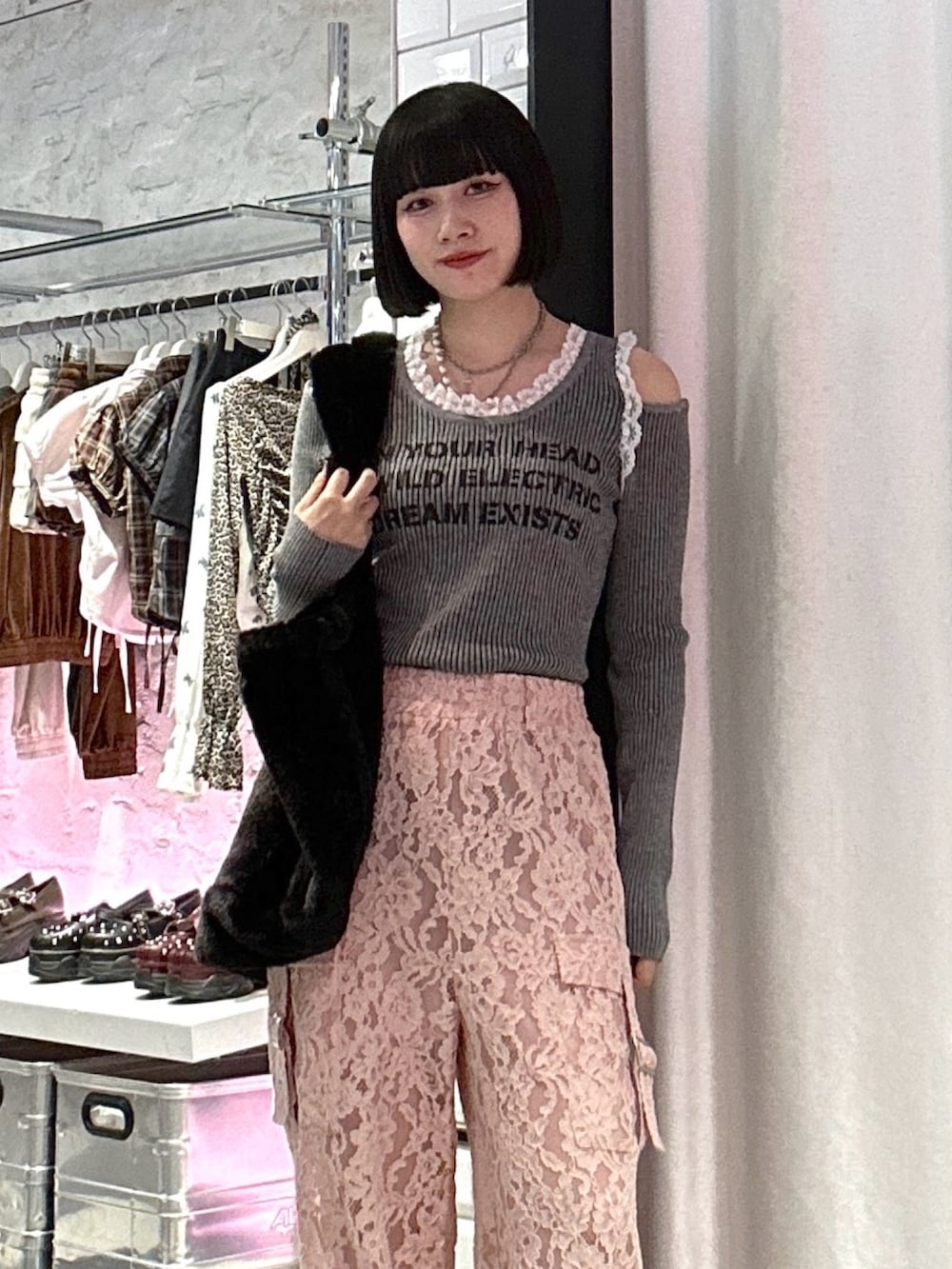 グレー系のニット/セーター、ピンク系のその他パンツ、ブラック系のサンダルを着用したレディースの秋コーディネートの4枚目の写真