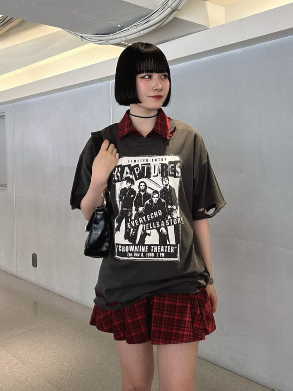 ブラック系のパンプス、ブラック系のハンドバッグ、レッド系のワンピースを着用したレディースの夏コーディネートの4枚目の写真