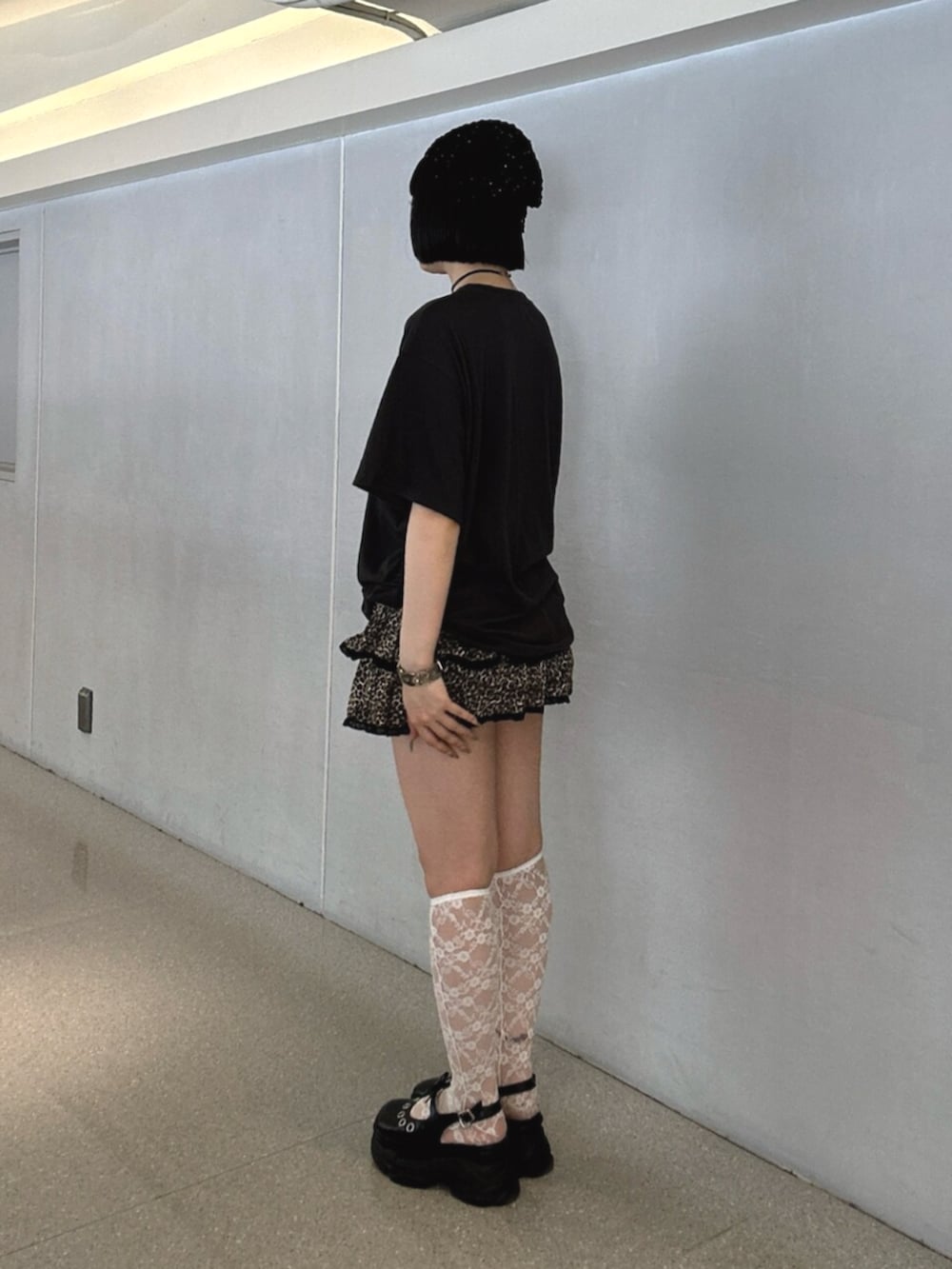 ブラウン系のスカート、ブラック系のパンプス、ブラック系のTシャツ/カットソーを着用したレディースの夏コーディネートの2枚目の写真